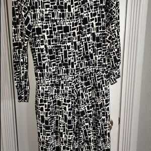 Chic Black and White Abstract Long Sleeve Dress